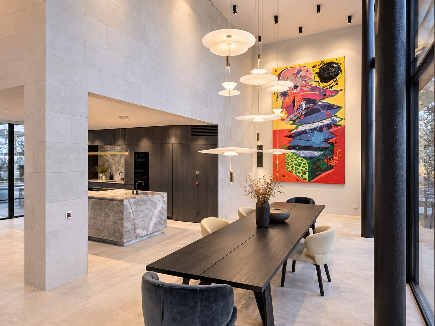 Penthouse 1050 – Essbereich mit langem Tisch, Sesseln und großem Wandbild