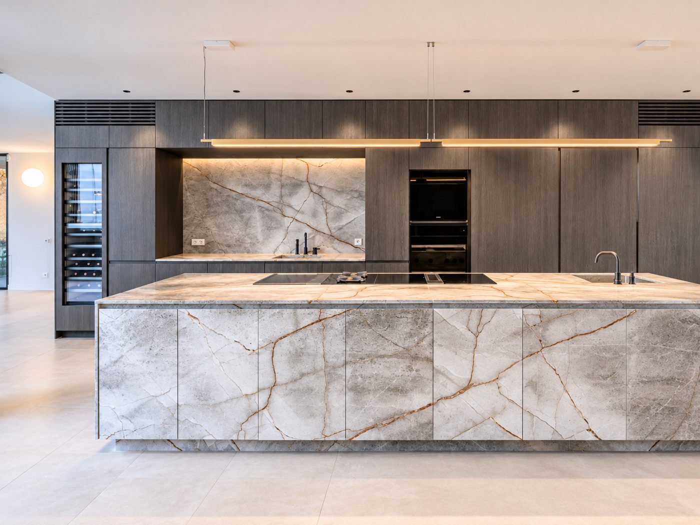 Penthouse 1050 – Designküche mit marmorierter Insel